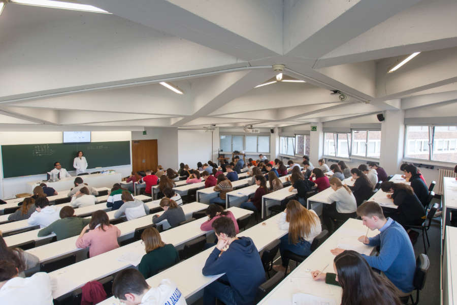 103 alumnos de 23 colegios participan en la Olimpiada de Biología de la Universidad de Navarra