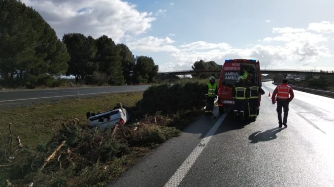 Dos heridos en la salida de vía de un turismo en la AP 15 de Navarra