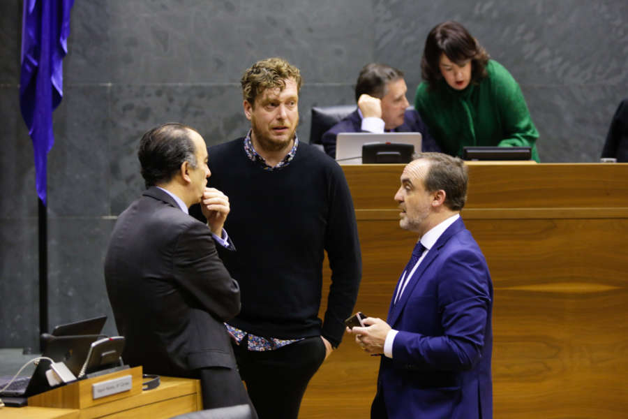 El cuatripartito rechaza desaprobar la mención a Navarra en el estatuto de la CAV