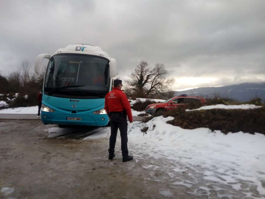 Autobús escolar atascado en la nieve cuando subía a San Miguel de Aralar en Navarra