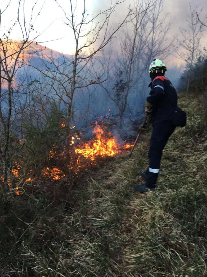 Los bomberos sofocan un incendio en Yesa, alertados por la Guardia Civil