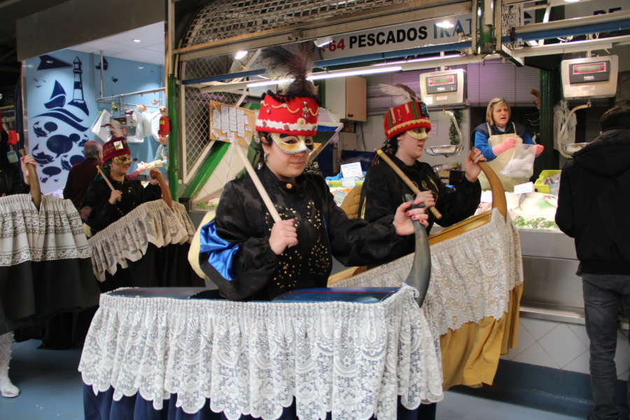 Cientos de personas llenan el Mercado de Santo Domingo en el desfile de caldereros