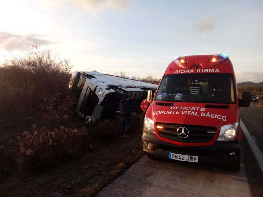 Herido leve al salirse de la vía  un camión articulado en Garínoain (Navarra)
