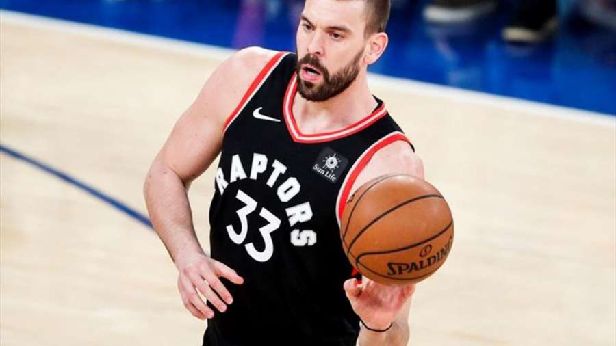 Ibaka ayuda al debut ganador de Marc Gasol con Raptors; dan de baja a Abrines