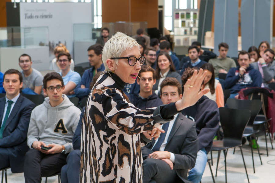 Experta en inteligencia artificial afirma que el líder del futuro necesita 