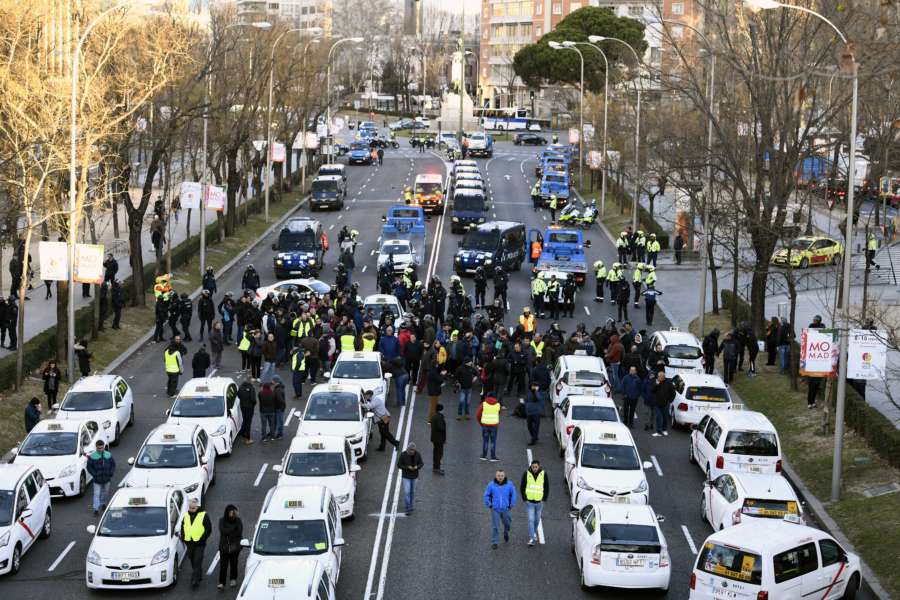 Los taxistas madrileños inician este lunes su tercera semana de huelga