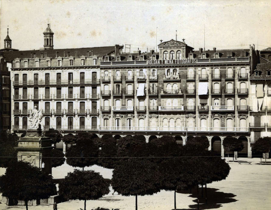 El Nuevo Casino difundirá su archivo y biblioteca histórica en el Archivo de Navarra