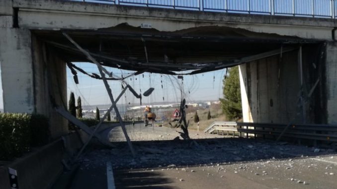 Afecciones al tráfico en la AP-68 y N-121-C al chocar un camión con un puente