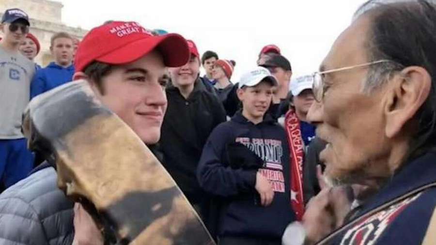 El joven del vídeo viral con un nativo en EEUU pide 250 millones al Washington Post