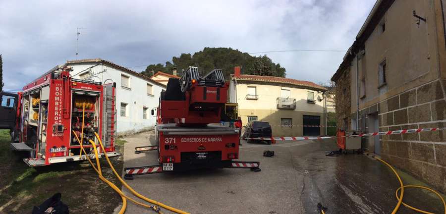 Bomberos sofocan un incendio en una vivienda vacía en Zubielqui