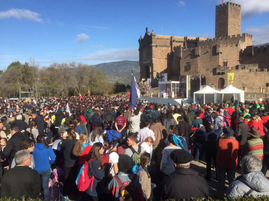 Miles de peregrinos se reúnen en la Misa de la explanada del Castillo en la primera Javierada de 2019