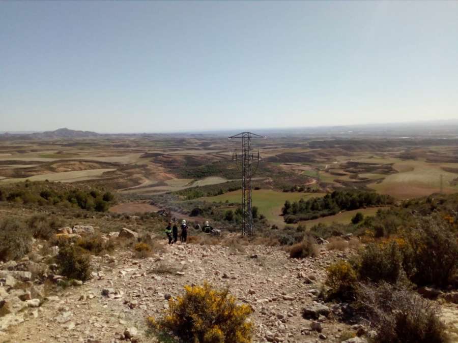 Incendio de vegetación por un arco voltaico en un poste en un parque eólico