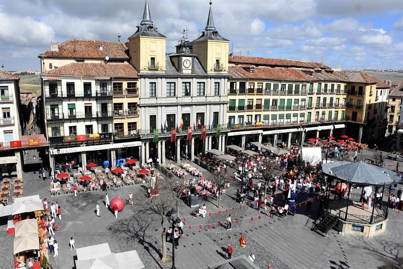 El rodaje de un filme chino convierte la plaza mayor de Segovia en Pamplona