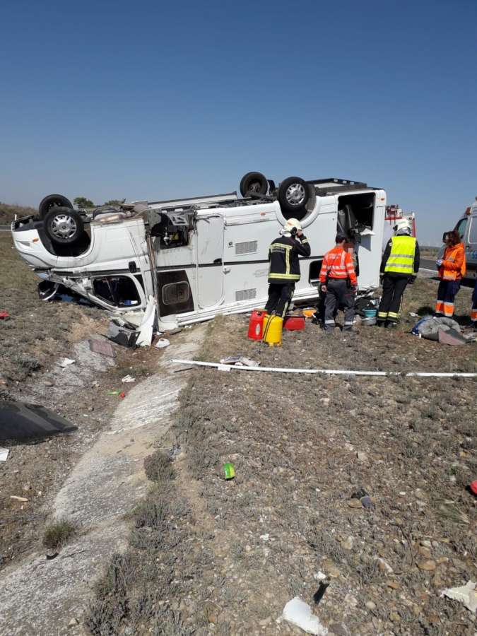 Un conductor golpea en la AP-68 a la altura de Murchante una autocaravana que termina volcando