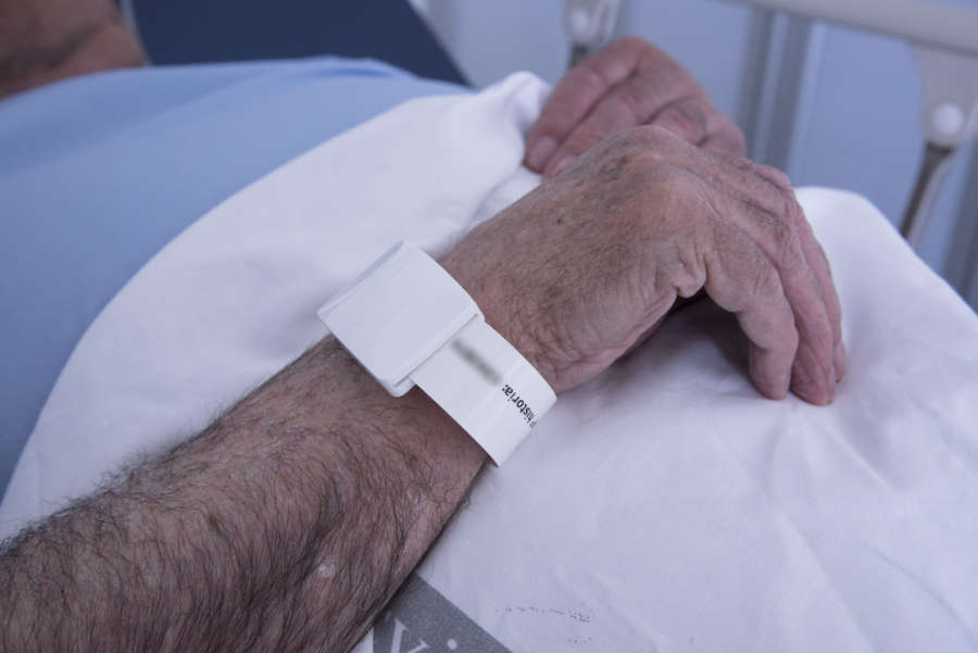 El CHN implanta una pulsera de ubicación del paciente durante su ingreso