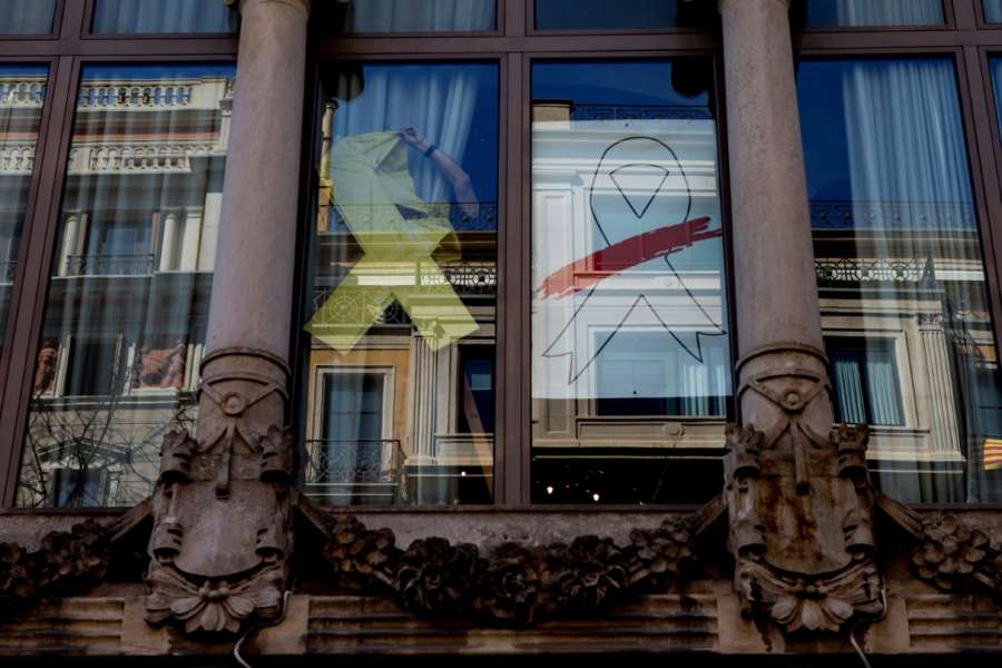 Los Mossos deben retirar símbolos independentistas antes de las 15.00 horas