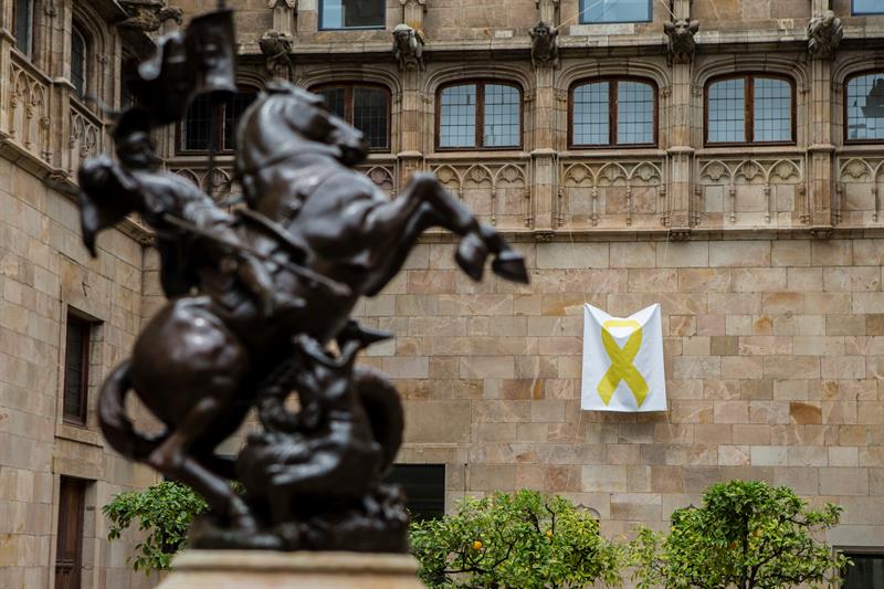 Los Mozos denuncian un intento de retirar una pancarta del Palacio de la Generalidad