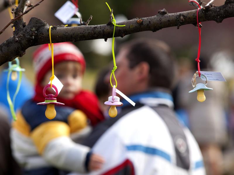 Los permisos de paternidad se elevan de 5 a 8 semanas desde el 1 de abril