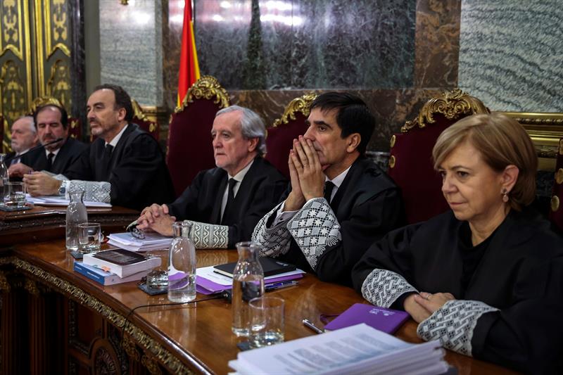 El Supremo permite a los cinco presos electos ir a las Cortes el 21 de mayo y rechaza suspender el juicio