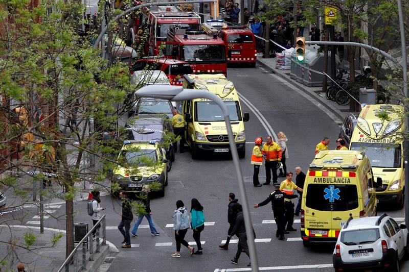 Fallece el bebé herido en el incendio de Hospitalet, que deja tres víctimas