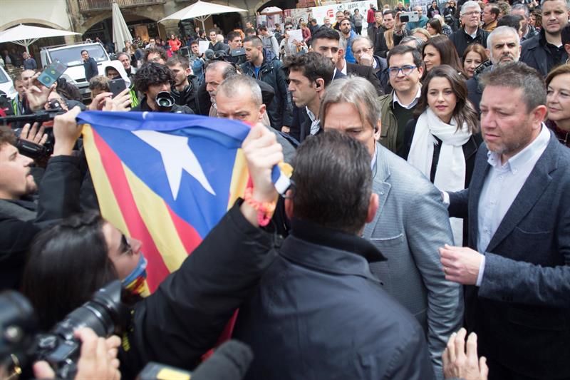 28-A: Insultos y amenazas a Inés Arrimadas en Vic (Barcelona)