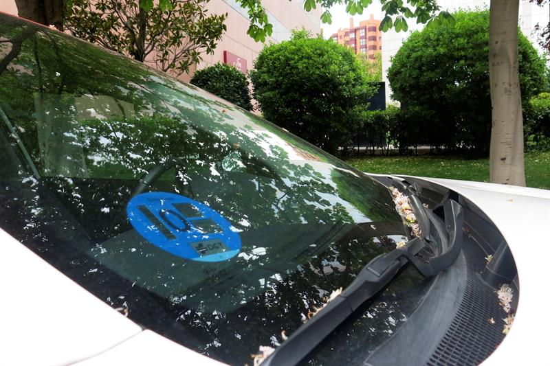 La pegatina de la DGT es obligatoria para circular por Madrid desde el día 24
