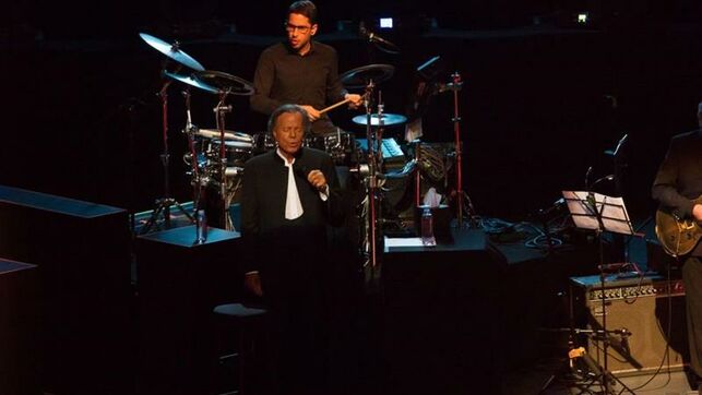 Julio Iglesias seduce a México en el concierto de sus 50 años de carrera