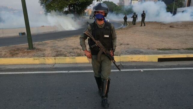 Al menos un herido frente a base militar en la que Guaidó se ha levantado junto a militares