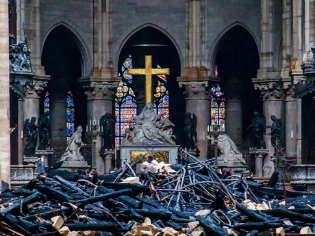 Rescatados los grandes cuadros de Notre Dame, que será cubierta por una lona