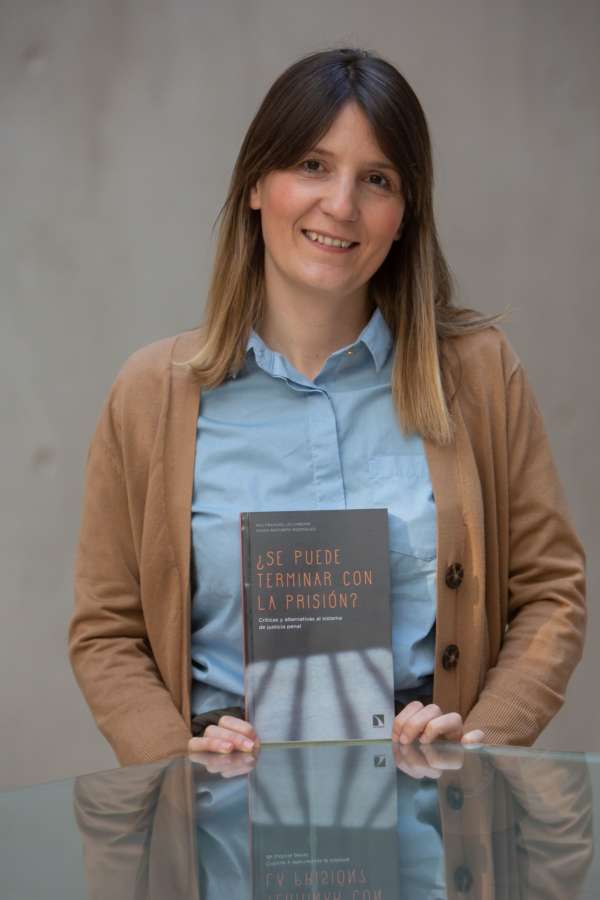 Una profesora de la UPNA, coautora de un libro en defensa de la necesidad de abolir las cárceles