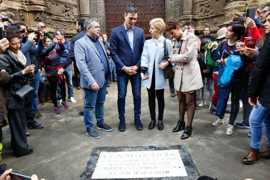 28-A: Sánchez pasea por Viana (Navarra) en un Viernes Santo electoral