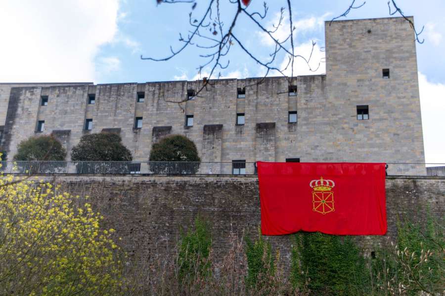 Banderazo: La gran bandera de Navarra luce en la Muralla de Pamplona