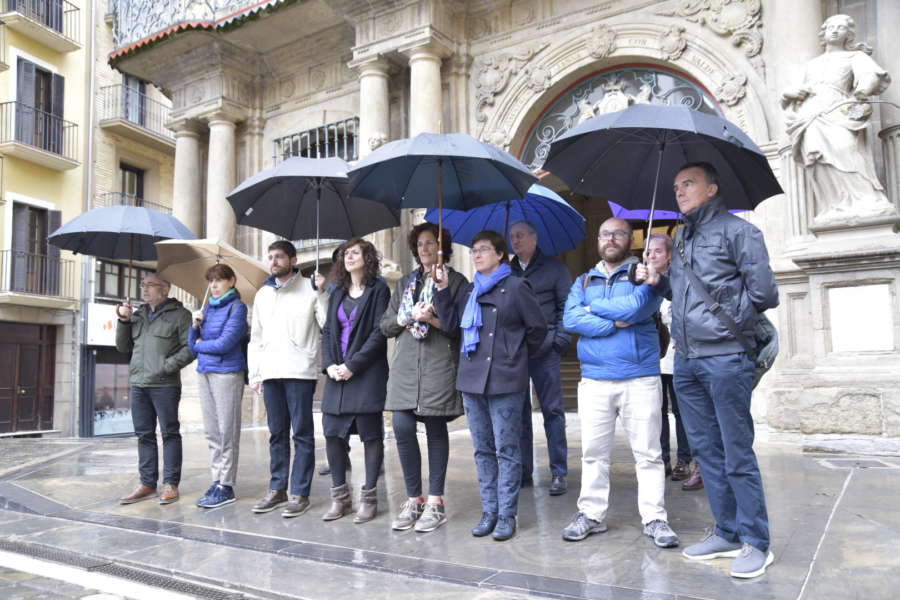 El Ayuntamiento se concentra contra la agresión sexual denunciada en Pamplona