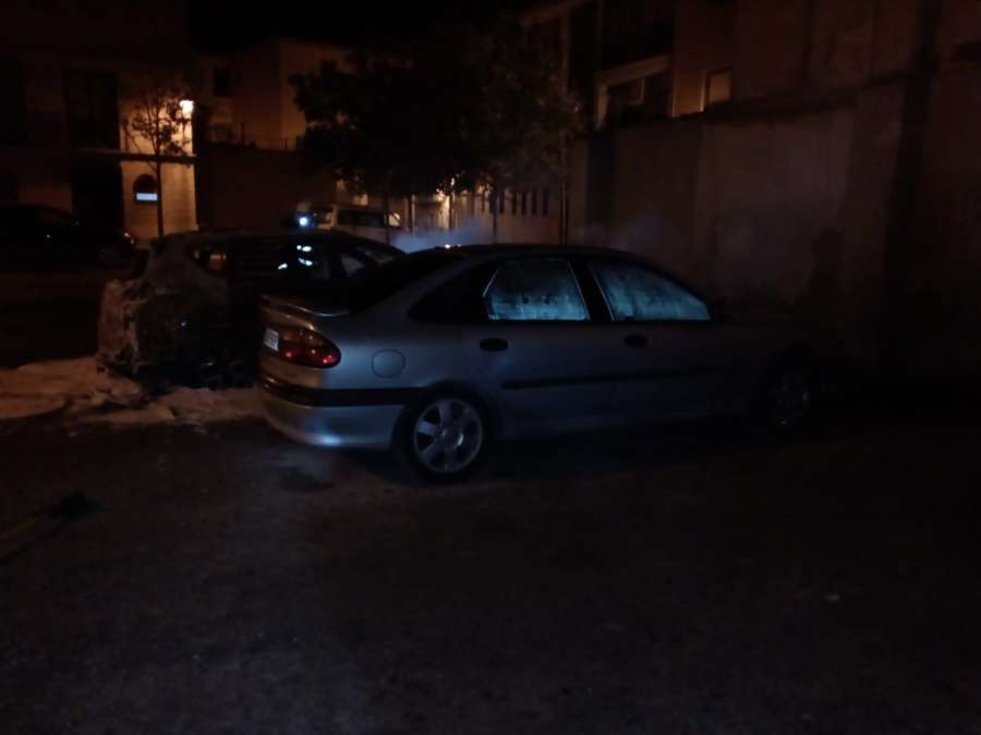 Tres contenedores y dos coches dañados por el fuego en Valtierra