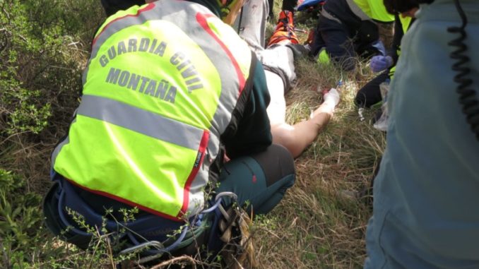 Rescatado un motorista despeñado por un barranco en Ecay de Lónguida con pronóstico muy grave