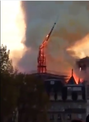 Incendio en la Catedral de Notre Dame de París, cae la aguja central