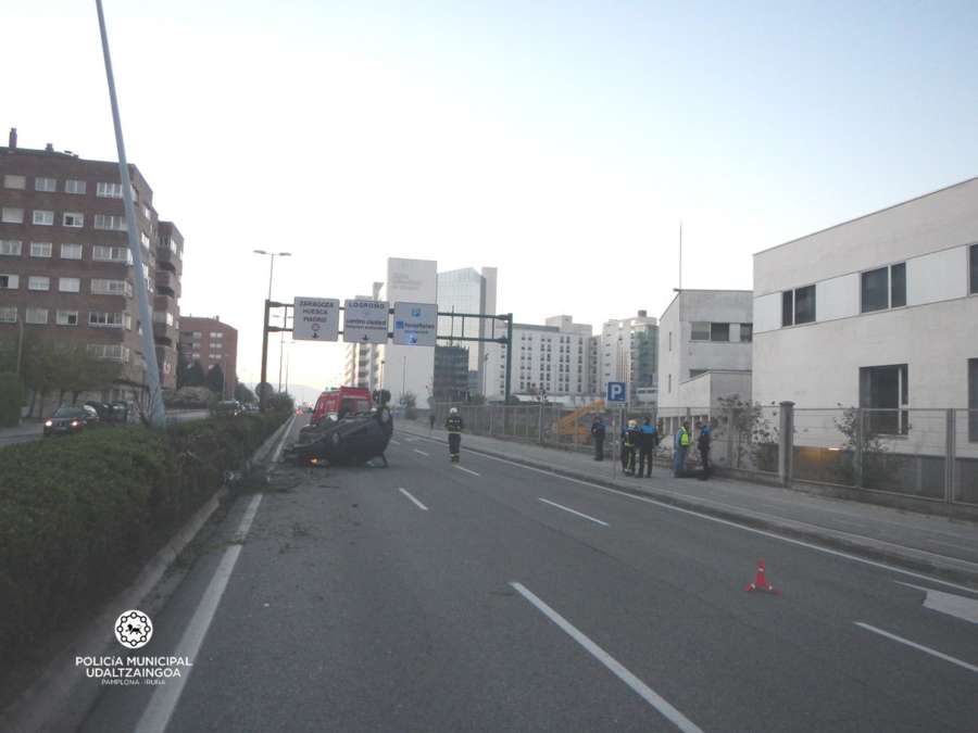 Atropella a un policía municipal al intentar huir de un control