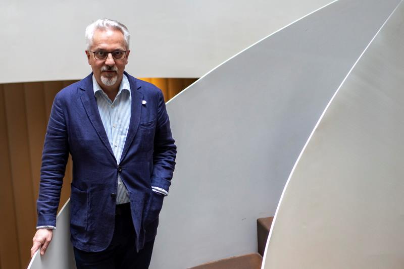 Hollinghurst: Me atrae más el pasado porque es más fructífero que el presente