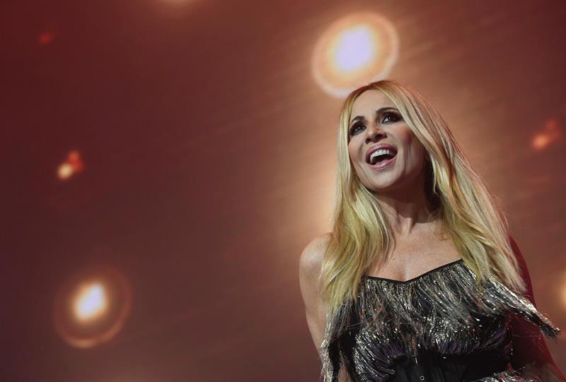 Suspenden un concierto de Marta Sánchez en Badalona por lanzamiento de huevos