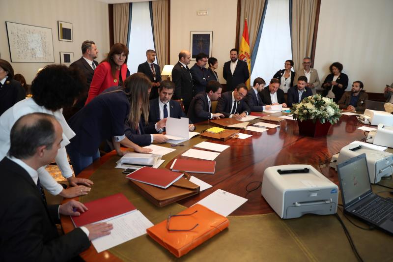La suspensión de los presos anticipa el primer conflicto de las nuevas Cortes