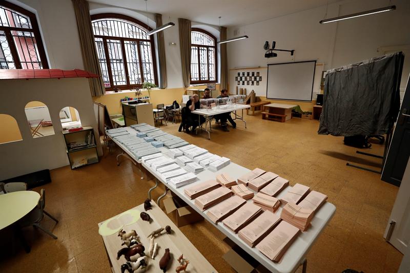 26M: Normalidad en la apertura de los colegios electorales en Navarra