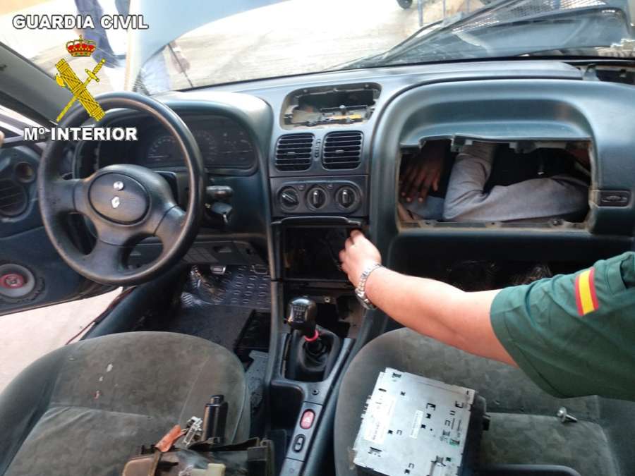 Localizados inmigrantes en los bajos fondos de cuatro vehículos marroquíes