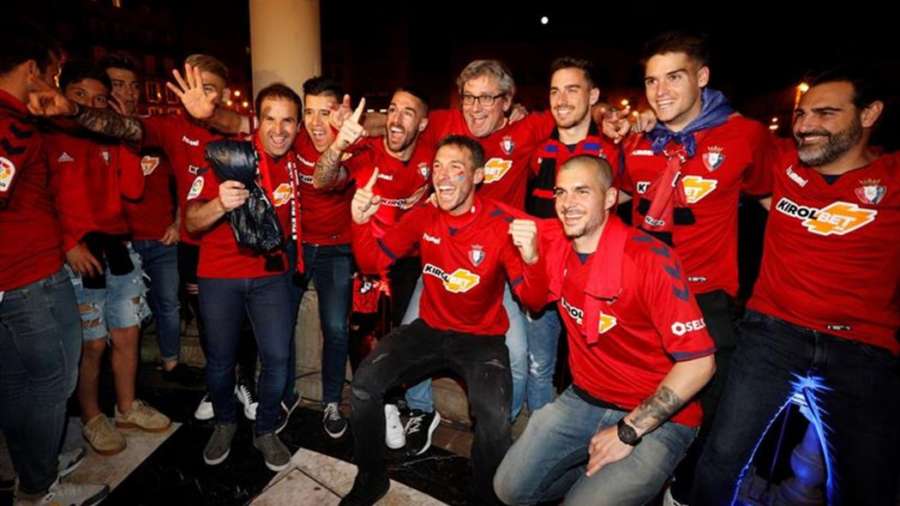 La afición rojilla, los jugadores y el cuerpo técnico se unen en la fiesta del ascenso