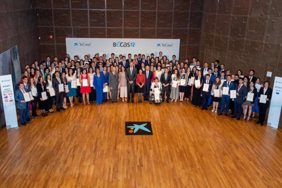 Los Reyes entregan a tres estudiantes navarros la beca para estudiar postgrado en el extranjero