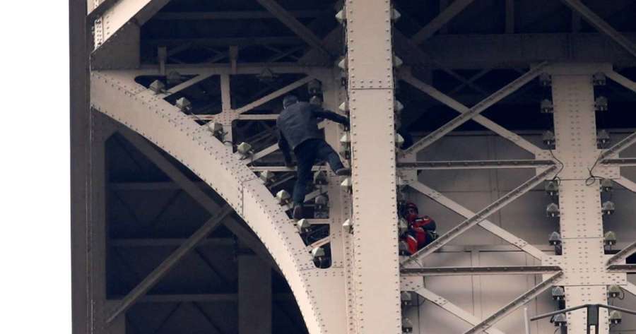 Cierran la Torre Eiffel por la presencia de un hombre escalando el monumento