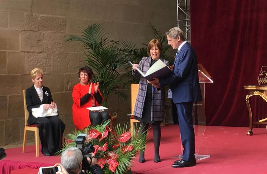 Barkos entrega a Tomás Yerro un premio a la cultura y a la 