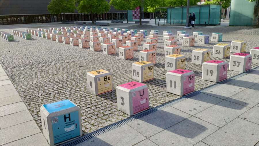 Colocada en la Plaza de Baluarte una instalación de la tabla periódica