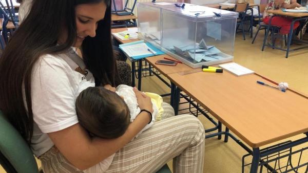 Una presidenta de mesa amamanta a su hijo al no aceptar la Junta su recurso