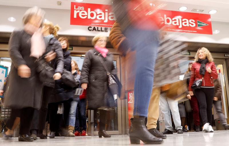 El comercio vende el 2 % más en abril y encadena siete meses al alza