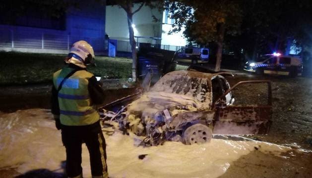 Dos jóvenes heridos tras chocar su coche y arder en el polígono de Agustinos en Pamplona